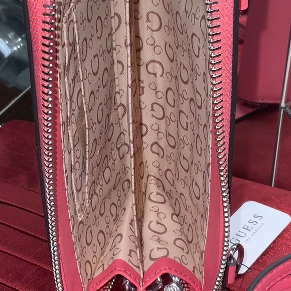 Guess crossbody wallet used only a few times - Picture 5 of 7